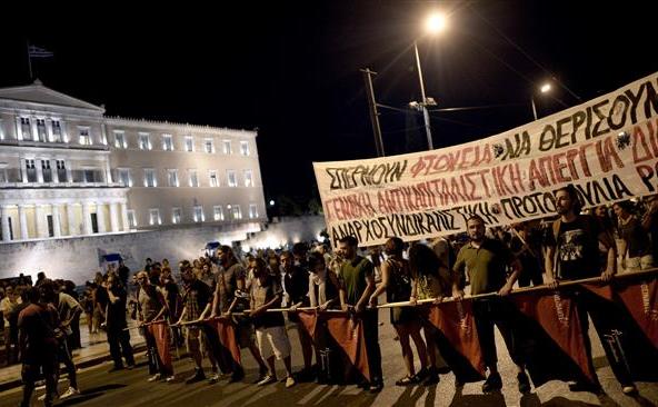 Grecii protestează în faţa Parlamentului din Atena împotriva măsurilor de austeritate, 22 iulie 2015. (Captură Foto)