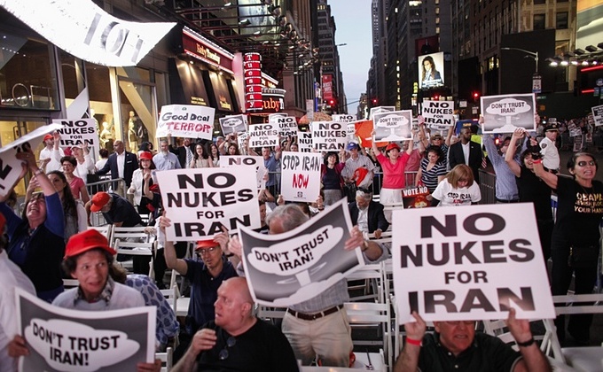 Mii de americani protestează în Times Square, în New   York, împotriva acordului nuclear cu Iranul, 22 iulie 2015.