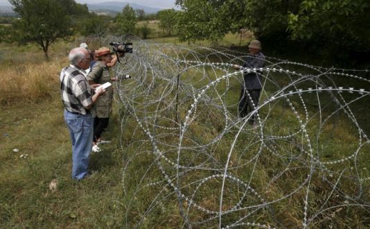 Soldaţii ruşi au ridicat garduri din sârmă ghimpată în jurul regiunii Osetia de Sud după războiul cu Rusia din 2008. (Captură Foto)