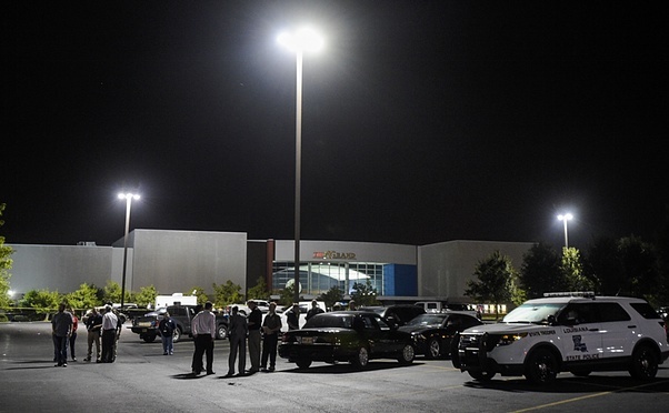 Ofiţeri de poliţie în parcarea cinematografului Grand Theater din Lafayette, 24 iulie 2015.