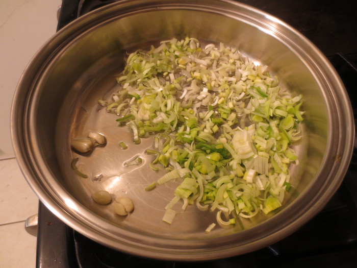 Uleiul se pune într-o cratiţă mare apoi se  adaugă  prazul/ceapa şi usturoiul: se gătesc până când acestea se înmoaie