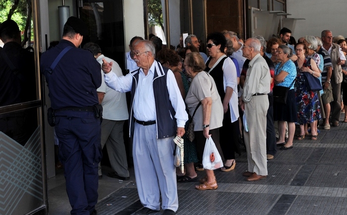 Pensionari greci la coadă la bănci în Thessaloniki, 2 iulie 2015
