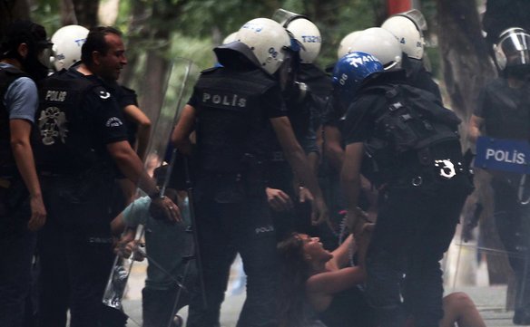 Ciocniri între poliţie şi manifestanţii din Ankara care condamnă atacul sinucigaş din Suruc. (Captură Foto)