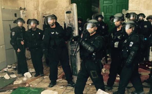 Poliţişti israelieni în complexul Moscheei al-Aqsa, localizat în Ierusalimul de Est, 26 iulie 2015. (Captură Foto)