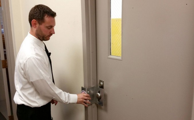 Oamenii de ştiinţă de la AFRL au creat un nou tip de încuietori portabile pentru uşi.