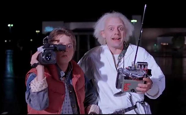 Michael J. Fox (Marty McFly) şi Christopher Lloyd (Dr. Emmett ”Doc” Brown) în filmul ”Back to the Future” (1985).
