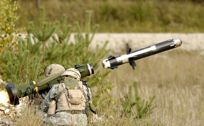 Soldaţi americani lansează o rachetă Javelin FGM-148.