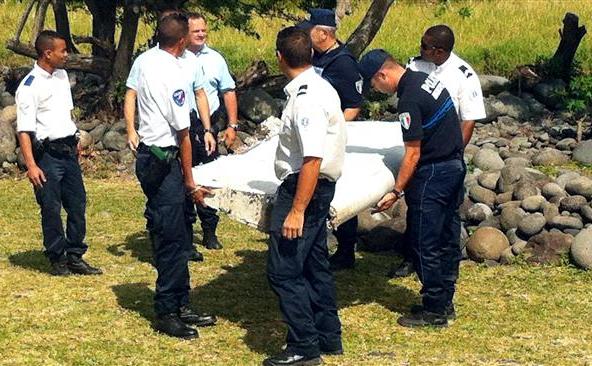 Poliţia transportă un fragment de avion descoperit pe insula franceză La Reunion din Oceanul Indian, 29 iulie 2015. (Captură Foto)