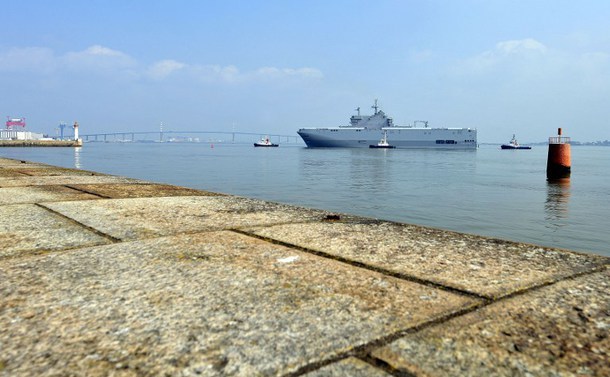 Una dintre cele două nave din clasa Mistral, Sevastopol, este văzută în timpul testărilor lângă Saint-Nazaire, 16 martie 2015. (Captură Foto)