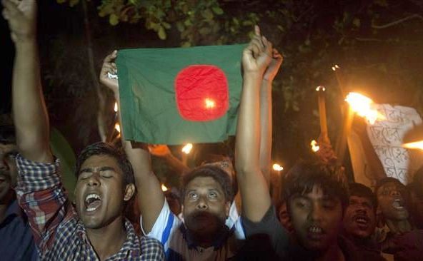Rezidenţii unei foste enclave indiene poartă torţe şi un steag al Bangladeshului în timp ce participă la o procesiune în Dasiarchhara, Kurigram în Bangladesh, 1 august 2015.