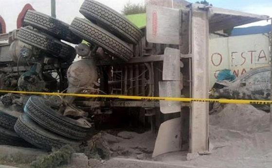 Un camion a intrat într-o mulţime de pelerini în oraşul mexican Mazapil, ucigând 23 de persoane, 29 iulie 2015.