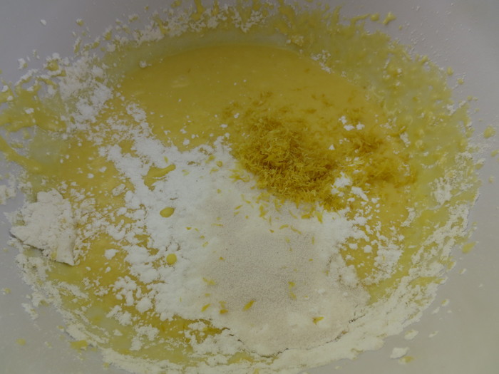 Pentru prepararea aluatului se mixează zahărul cu cele şase gălbenuşuri, după care se adaugă treptat uleiul şi iaurtul, alternând cu făina