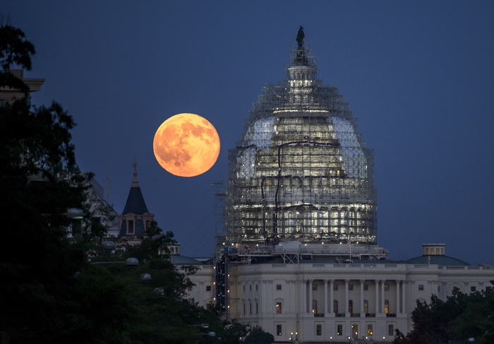 A doua lună plină într-o singură lună calendaristică - fenomenul cunoscut sub numele de "lună albastră" - aici pe cerul din Washington