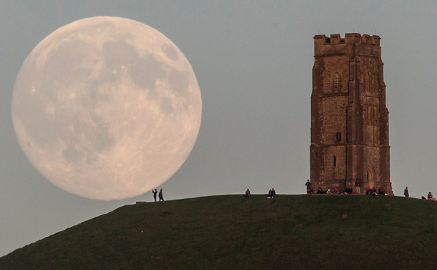 Luna lângă Turnul Glastonbury, Somerset, Marea Britanie