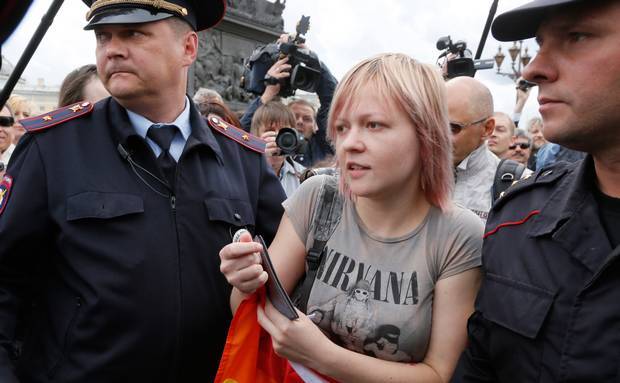 O activistă LGBT reţinută de poliţie în St.   Petersburg, 2 august 2015. (Captură Foto)