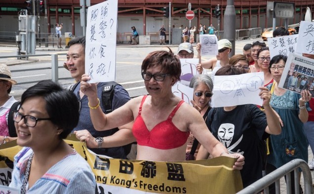 Protest în Hong Kong împotriva condamnării unei femei pentru atacarea unui poliţist cu sânul său.
