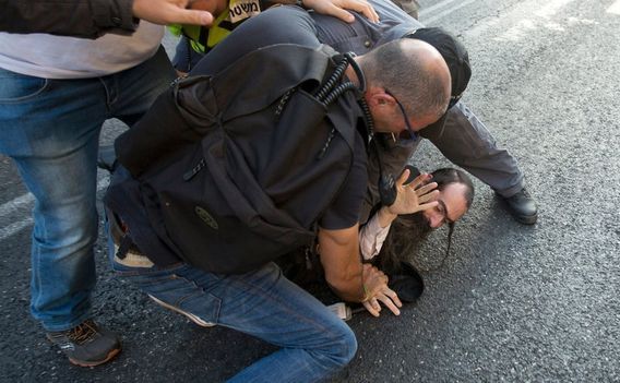 Yishai Schlissel este imobilizat de forţele de ordine după ce a atacat 6 persoane în timpul unei parade Gay Pride în Ierusalim, 30 iulie 2015.