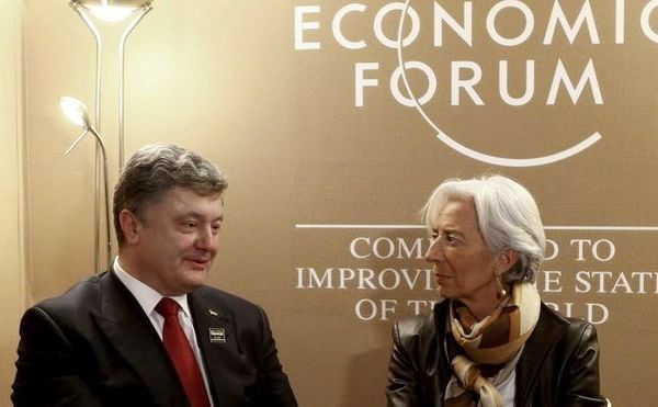 Liderul ucrainean Petro Poroşenko şi Christine Lagarde, şefa FMI. (Captură Foto)