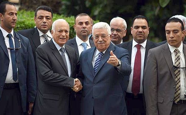 Şeful Ligii Arabe, Nabil al-Arabi (st) dă mâna cu preşedintele Autorităţii Palestiniene Mahmoud Abbas în 5 august 2015, înaintea întâlnirii miniştrilor de externe arabi în Cairo.
