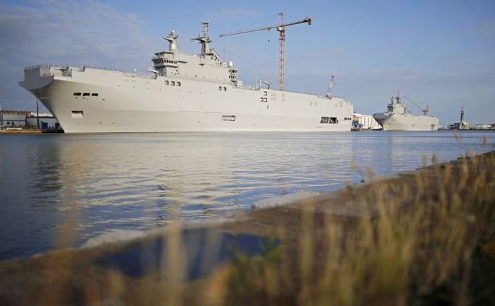 Cele două nave din clasa Mistral ce trebuiau livrate Rusiei – Sevastopol (st) şi Vladivostok – sunt văzute la şantierul naval STX Les Chantiers de l'Atlantique din Saint-Nazaire, vestul Franţei, 21 mai 2015. (Captură Foto)