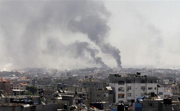 Fumul se ridică în urma unei lovituri israeliene în estul oraşului Rafah, Fâşia Gaza, 1 august 2014. (Captură Foto)