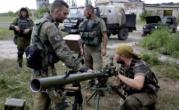 Soldaţi ucraineni ocupă o poziţie în satul Zaytseve din Doneţk în 29 iulie 2015. (Captură Foto)