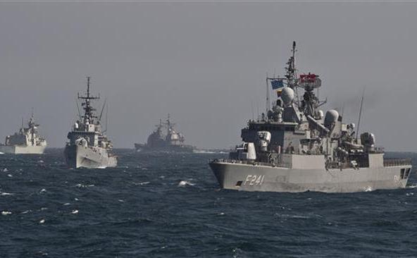 Nave de luptă NATO participă la un exerciţiu militar în Marea Neagră în 16 martie 2015.