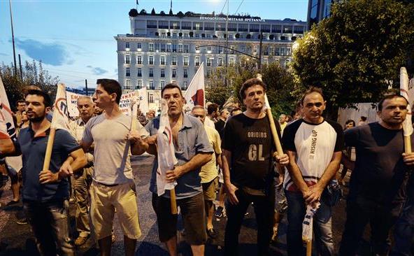 Grecii protestează împotriva austerităţii în Atena, 13 august 2015. (Captură Foto)