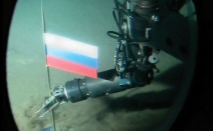 Un steag naţional rusesc din titaniu este plantat pe fundul Oceanului Arctic. (Captură Foto)