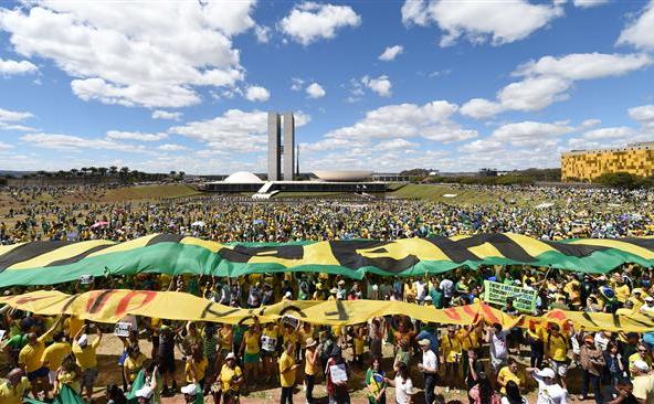 Manifestantii protestează în Brazilia împotriva guvernului preşedintei Dilma Rousseff şi a Partidului de guvernământ al Muncitorilor, 16 august 2015.