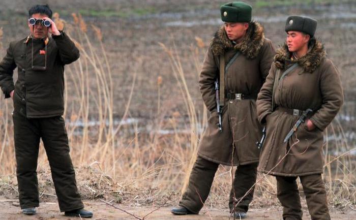 Soldaţi nord-coreeni stau de pază în apropiere de oraşul Sinuiju, lângă graniţa chineză.