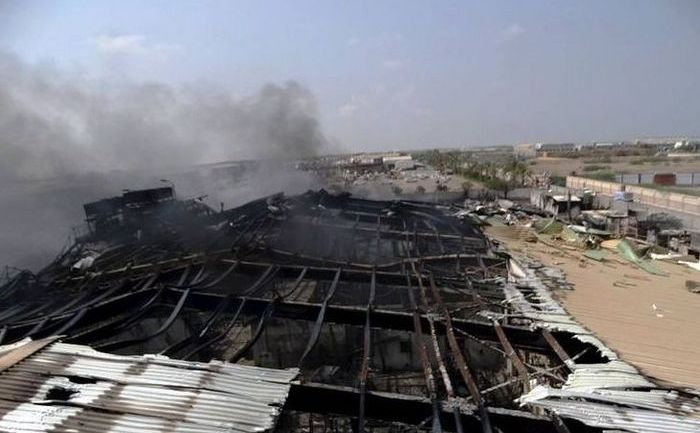 Fumul se ridică dintr-o fabrică de lapte afectată de o lovitură aeriană saudită desfăşurată asupra oraşului port Al Hudaydah, 19 august 2015. (Captură Foto)