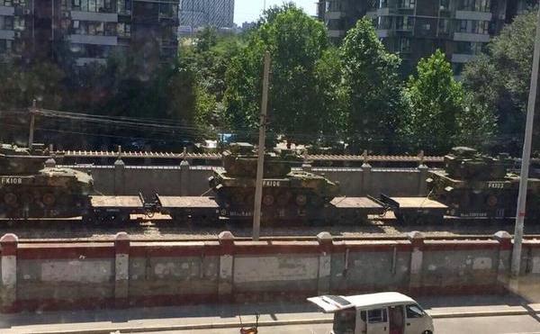 Tancuri chineze transportate pe cale ferată trec prin oraşul chinez Yanji.