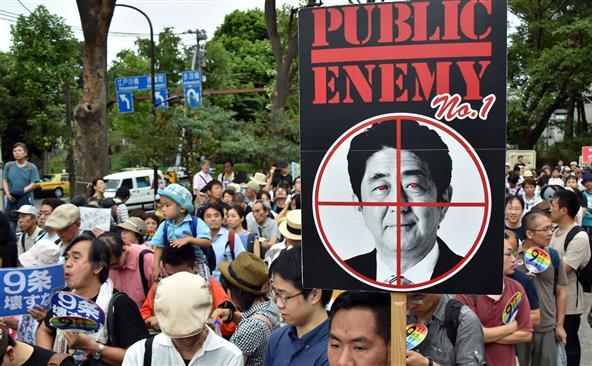 Cetăţenii japonezi protestează în Tokyo împotriva noilor legi de extindere a armatei ţării, 23 august 2015.