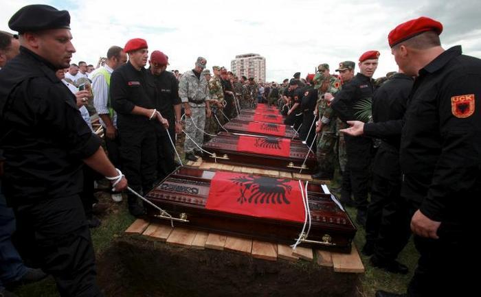 În această foto, foşti soldaţi KLA transportă sicriele unor militanţi ucişi în Macedonia în timpul înmormântarii lor în Priştina, Kosovo, 26 mai 2015.