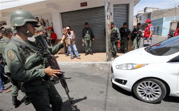 Soldaţii venezueleni stau la un punct de control din oraşul San Antonio, în statul Tachira, în apropiere de graniţa columbiană, 27 august 2015.