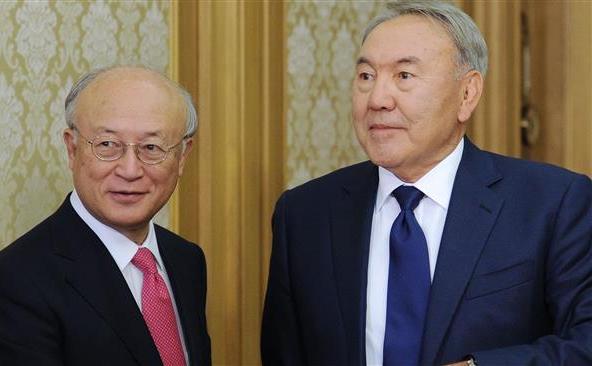 Preşedintele Kazahstanului, Nursultan Nazarbaiev (dr) se întâlneşte în Astana cu Yukiya Amano, directorul general al AIEA, 27 august 2015.
