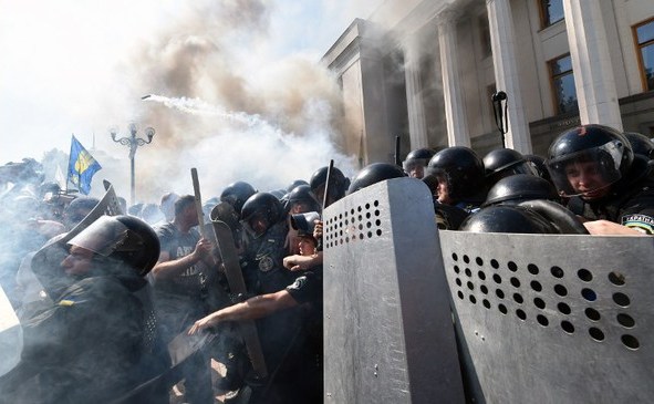 Voilenţe în faţa Parlamentului la Kiev, între naţionalişti şi forţele de ordine, 31 august 2015 (Captură Youtube)
