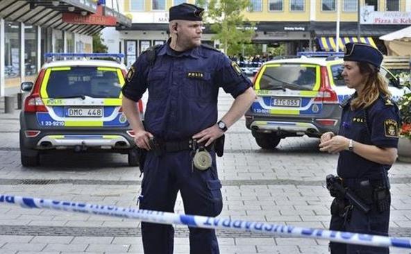 Poliţia suedeză stă de pază în Rinkeby, o suburbie a capitalei Stockholm, 30 august 2015.