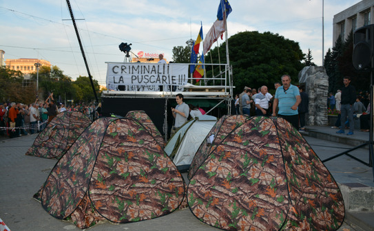 Manifestanţii din Piaţa Marii Adunări Naţionale au „ridicat” un „Oraş al Demnităţii” în faţa Guvernului (independent.md)