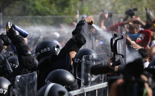 Poliţia ungară folosind gaze lacrimogene împotriva refugiaţilor în Horgos, graniţa cu Serbia. 16 septembrie 2015 (Christopher Furlong/Getty Images)