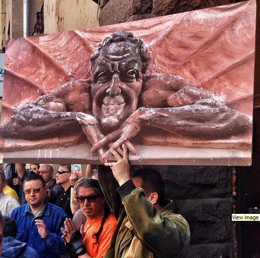 Efigie a unui demon dărâmată de pe o casă din Sf. Petersburg