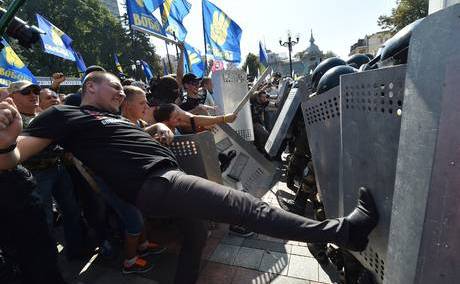 Protest violent în faţa Parlamentului din Kiev, 31 august 2015. (Captură Foto)