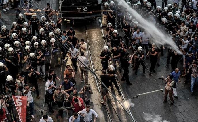 Poliţia turcă foloseşte un tun cu apă pentru a dispersa manifestanţii în timpul unui protest în Istanbul, 1 septembrie 2015.