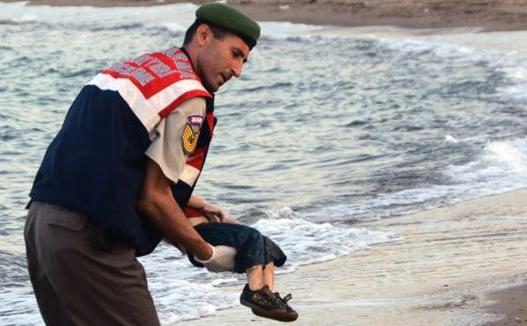 Băieţel sirian înecat la marginea mării, găsit pe coasta Turciei