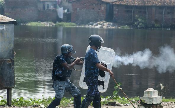 Poliţiştii nepalezi folosesc gaze lacrimogene asupra manifestanţilor în timpul unor proteste în Birgunj, Nepal, 31 august 2015.