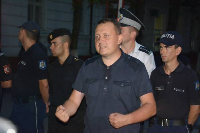Preşedintele partidului „Casa noastră - Moldova”, Grigore Petrenco, înconjurat de poliţişti (facebook.com / Leonid Şkolinîi)