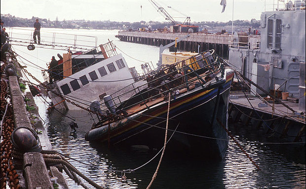 Vasul al organizaţiei Greenpeace,scufundat de agenţii francezi în portul Auckland din noua Zeelandă 