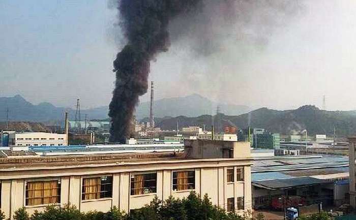 Fumul se ridică de la o centrală chimică din oraşul chinez Lishui.