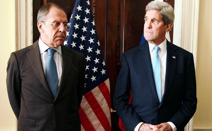 Ministrul rus de externe Serghei Lavrov (st) şi secretarul de stat american John Kerry.